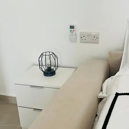 Modern And Bright 2 Bedroom *