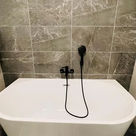 Modern And Bright 2 Bedroom *