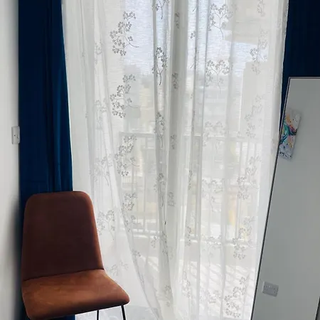 Apartment Modern And Bright 2 Bedroom *