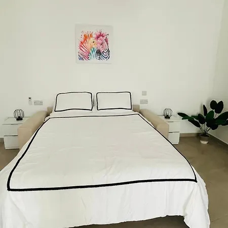 Modern And Bright 2 Bedroom *