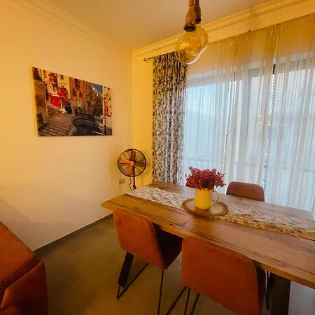 Modern And Bright 2 Bedroom Apartment *